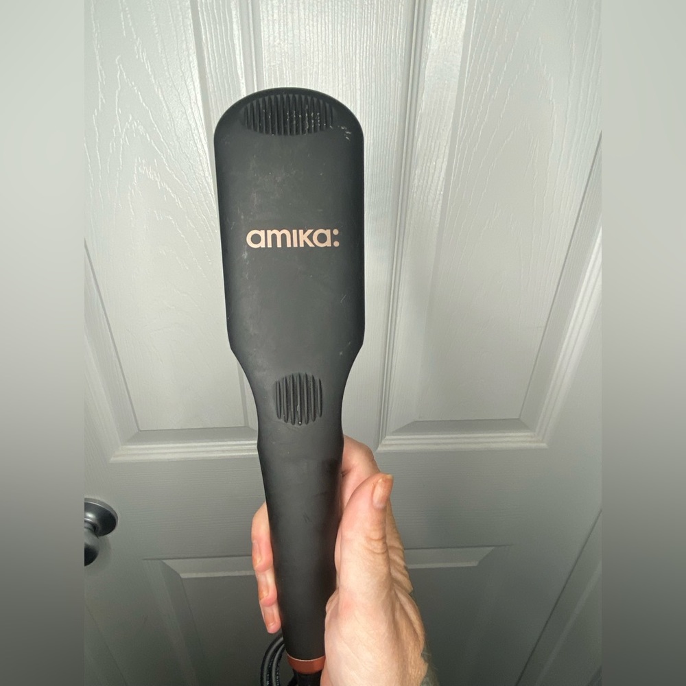 Amika Polished Perfect Straightening brush